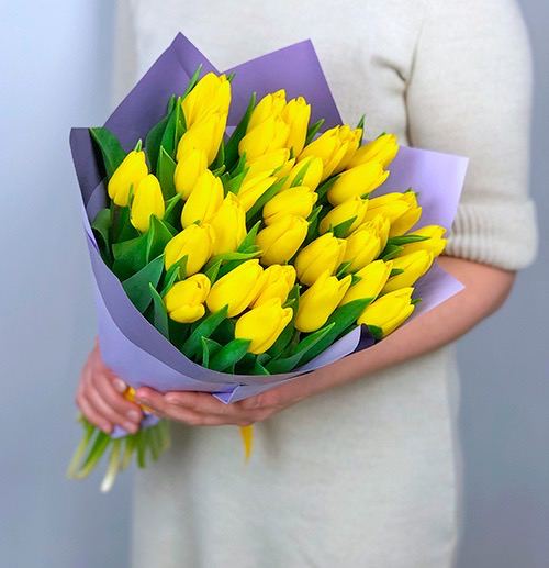 35 yellow tulips